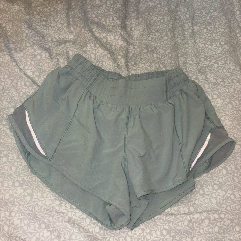 Lululemon Hotty Hot 2.5” inseam size 6